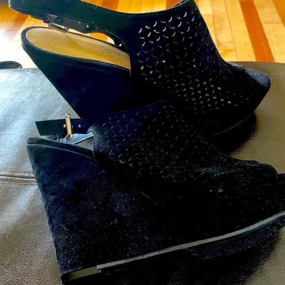 Women’s size 9/40 Euro Chinese Laundry wedge sandals. EUC 4” Heel 2” platform - Picture 2 of 4